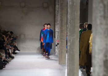 Dries Van Noten представил коллаборацию с фондом легендарного архитектора Вернера Пантона