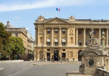 Пляжная терраса открылась в центре Парижа, в Hôtel de Crillon, A Rosewood Hotel
