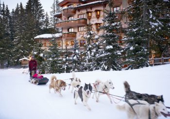 Скиджоринг и экспедиции на собачьих упряжках – les Airelles Courchevel открывает зимний сезон