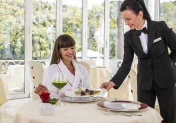 Как привести себя в форму к лету: простые советы по питанию от главного доктора легендарного wellness отеля Palace Merano